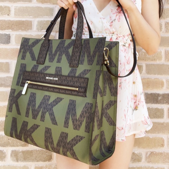 Gaby’sBags💕NWT Michael Kors XL Tote Bag logo - Picture 5 of 6